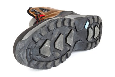 Kahverengi kış sıcağı. Üç çeyrek spor ayakkabı ya da çizme. Beyaz arka planda izole edilmiş, yan yatmış.