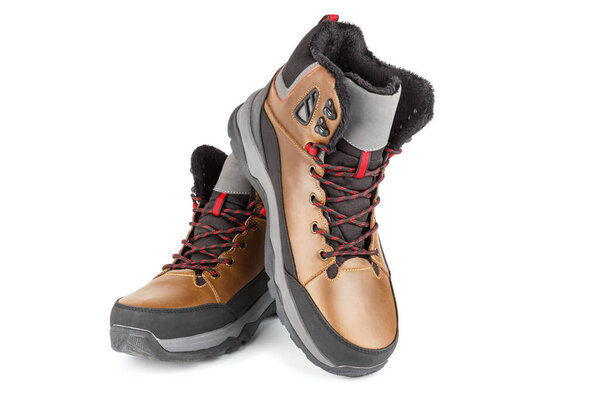 пара коричневых изолированных зимой теплые три четверти кроссовки или сапоги изолированы на белом фоне