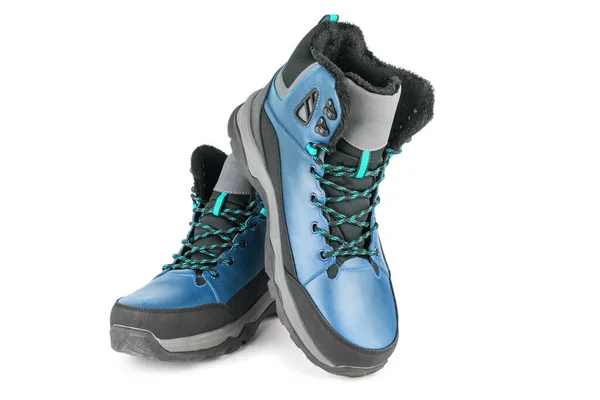 一双薄荷蓝色隔热冬季保暖三季度运动鞋或靴子，白色底隔离 — 图库照片