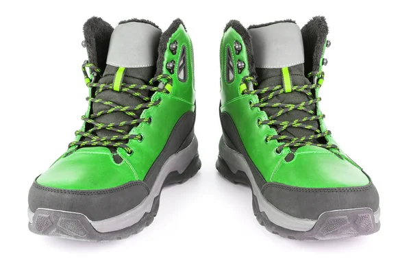一双绿色隔热冬季保暖三季度运动鞋或靴子，白色底隔离 — 图库照片
