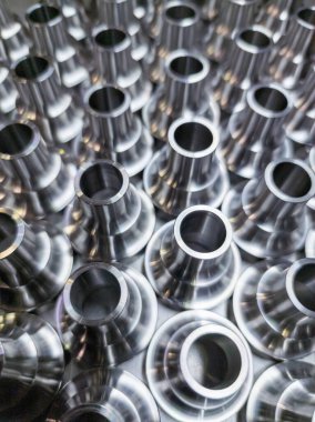 Bir grup parlak çelik cnc havacılık parçaları üretimi - endüstriyel arka plan için seçici odaklı yakın çekim