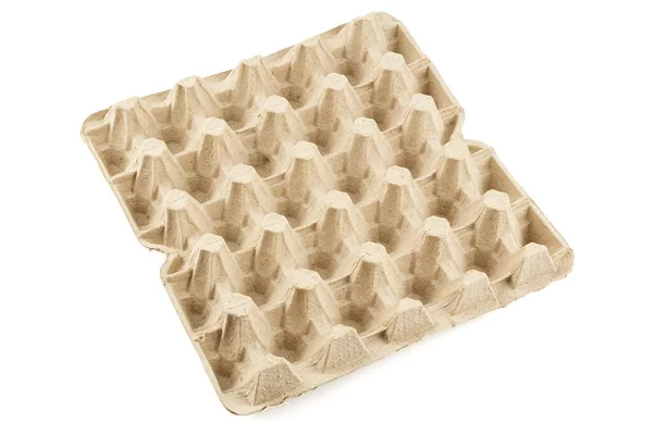 Lege gevormde kartonnen eierschaal - close-up met scherpe rand, geïsoleerd op witte achtergrond — Stockfoto