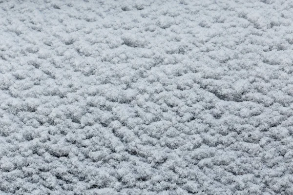 Schnee und Frost bedeckt Autoscheibe Glasoberfläche Textur und Vollrahmen Hintergrund — Stockfoto