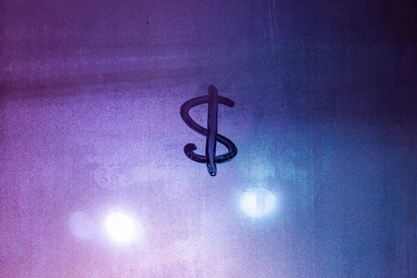 Δολάριο σύμβολο νόμισμα χειρόγραφο σε θολό παράθυρο. σύμβολο δολαρίου στην επιφάνεια παραθύρων υγρής νύχτας. — Φωτογραφία Αρχείου