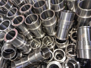 soyut endüstriyel parlak çelik üretim arka planı cnc makineli borular - seçici odak ve lens bulanıklığı tekniği