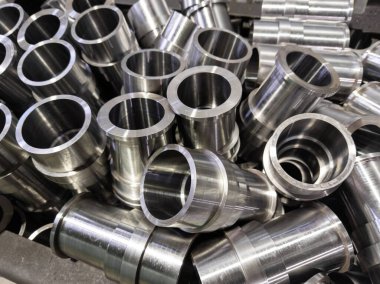 soyut endüstriyel parlak çelik üretim arka planı cnc makineli borular - seçici odak ve lens bulanıklığı tekniği