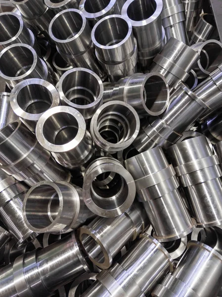 Resumo fundo de produção de aço brilhante industrial com tubos usinados cnc foco seletivo e técnica de desfoque de lente — Fotografia de Stock