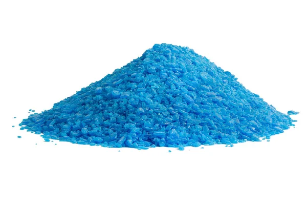 Pilha de grânulos de sulfato de cobre azul - close-up isolado sobre fundo branco — Fotografia de Stock