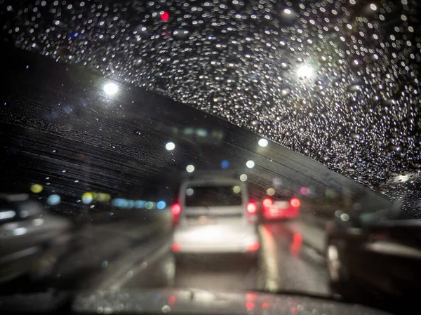 Photo déconcentrée de la vue du conducteur de nuit sur la ville depuis la voiture de direction droite — Photo
