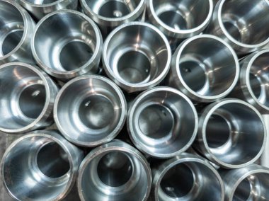 cnc işlemleri kapattıktan sonra parlayan çelik parçaları, tepeden görünüm