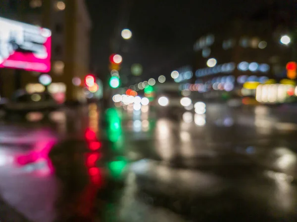 Gedeconcentreerde nacht regen stad straat kruising wegen uitzicht — Stockfoto