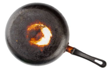 Yanmış yağlı eski lekeli alüminyum tava - alt kattan düz yalıtılmış yatıyordu