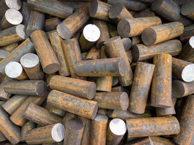 Kesme testere ile kesilmiş çiğ çelik kısa çubuk yığını sahtecilik için hazırlanmış, seçici odaklı yakın plan.