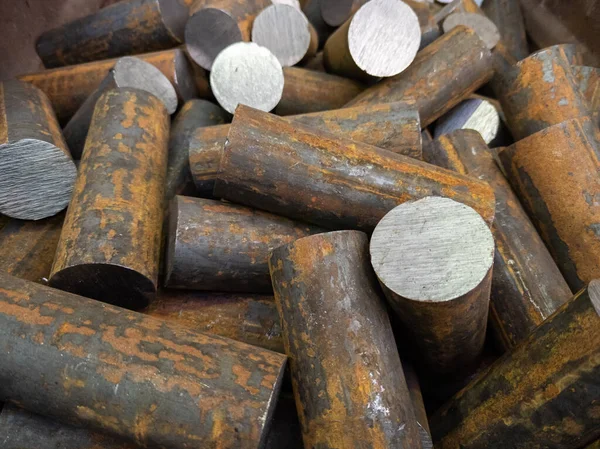 A pile of raw steel short rods cutted by saw- workpieces prepaired for forging, close-up with selective focus — Stock Photo, Image