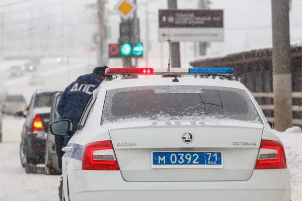 Tula, Russland - 13. Februar 2020: Russisches Polizeiauto bei winterlichem Schneefall bei Tageslicht, Abkürzung DPS bedeutet Road Patrol Service — Stockfoto