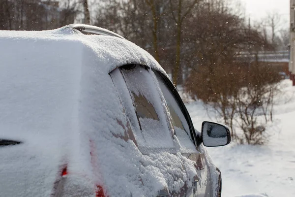 Vista de cerca del coche cubierto de nieve y nieve a la deriva en su rueda — Foto de Stock