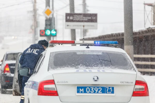 Tula, Russland - 13. Februar 2020: Russisches Polizeiauto bei winterlichem Schneefall bei Tageslicht, Abkürzung DPS bedeutet Road Patrol Service — Stockfoto