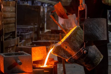 Endüstriyel soğuk döküm. Küfü erimiş metalle doldurma süreci.