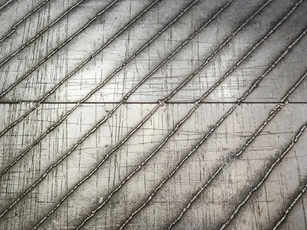 Vlakke stalen vloer met met de hand gelaste diagonaal slipvaste lijnen — Stockfoto