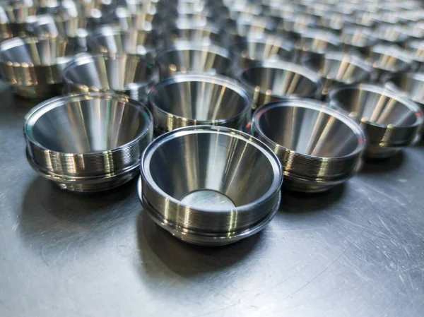 Batch of shiny metal cnc aerospace parts production - close-up with selective focus for industrial background — 图库照片
