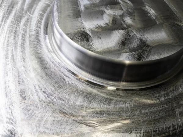 Pezzo rotondo in acciaio dopo la fresatura della superficie cnc - sfondo della tecnologia cnc industriale full frame — Foto Stock