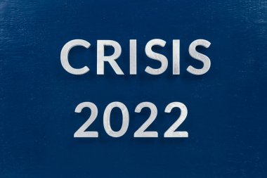 2022 krizi sözcüğü mavi boyalı tahtaya luminyum harflerle yazıldı