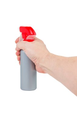 Beyaz arka planda izole edilmiş gri plastik sprey şişeyi tutan çıplak beyaz el.