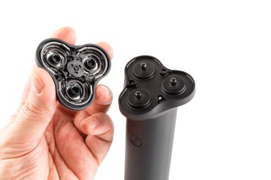 Kafkasyalı el üç tıraş makinesi ustura tutuyor - izole edilmiş