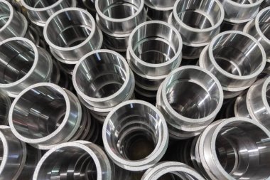 cnc işlemleri kapattıktan sonra parlayan çelik parçaları, tepeden görünüm