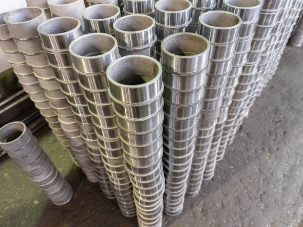 Stacks of many siny steel sleeve parts after cnc turning operations — Stock Photo, Image