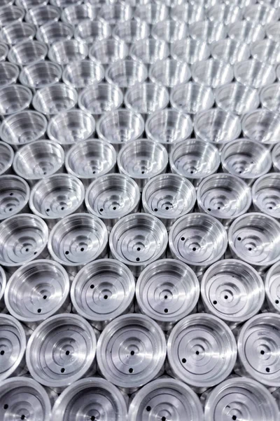 Glanzend staal industriële productiedelen - close-up met selectieve focus — Stockfoto