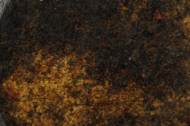 Dökme demir tavanın alt tarafında kalın bir is tabakası var..