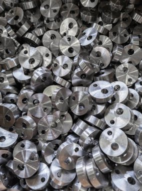 Eksantrik sondajdan sonra yuvarlak çelik silindirik parçalar yığınına tam çerçeve görünümü