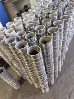 cnc döndürme işlemleri sonrasında birçok siny çelik kol parçaları yığını