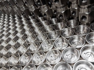 Parlak çelik endüstriyel üretim parçaları - seçici odaklı yakın çekim