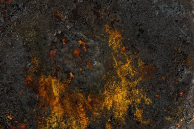 Dökme demir tavanın alt tarafında kalın bir is tabakası var..