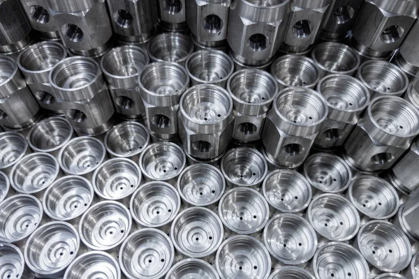 Piezas de producción industrial de acero brillante - primer plano con enfoque selectivo —  Fotos de Stock