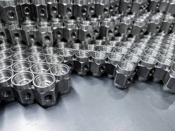 Parti di produzione industriale in acciaio lucido - primo piano con focus selettivo — Foto Stock