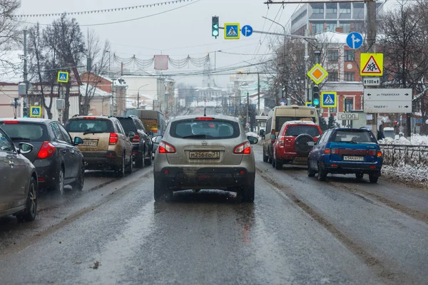 Tula, Rusia - 21 de febrero de 2021: Los coches se detienen en los semáforos en el día de invierno en la calle principal. — Foto de Stock