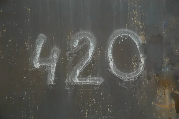 ナンバー420手書きのみすぼらしい濃い灰色の塗装スラットシートスチールガレージドア — ストック写真