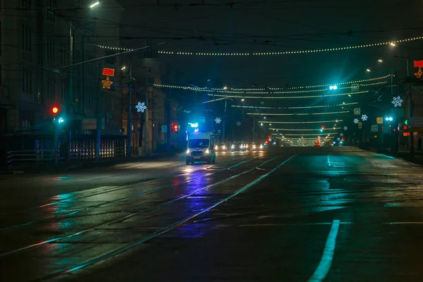 Тула (Росія) 31 грудня 2020 року: машина швидкої допомоги рухається до камери на порожній нічній вулиці міста. — стокове фото