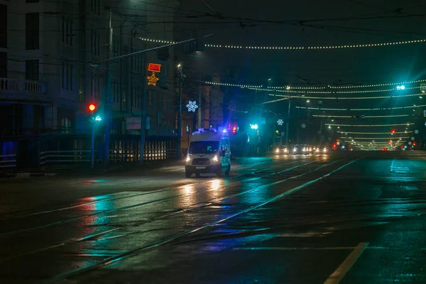 Tula, Rússia - 31 de dezembro de 2020: Carro de ambulância se movendo em direção à câmera na rua noturna vazia na cidade — Fotografia de Stock