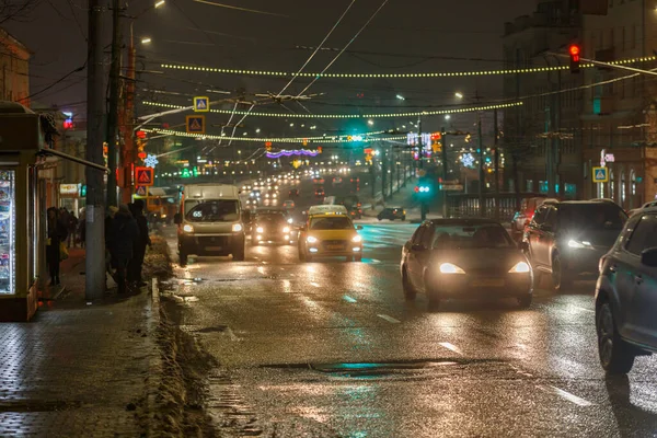 Tula, Ρωσία - 20 Δεκεμβρίου 2020: Νυχτερινή κυκλοφορία αυτοκινήτων σε φαρδύ δρόμο της πόλης - κοντινό τηλεφακό — Φωτογραφία Αρχείου