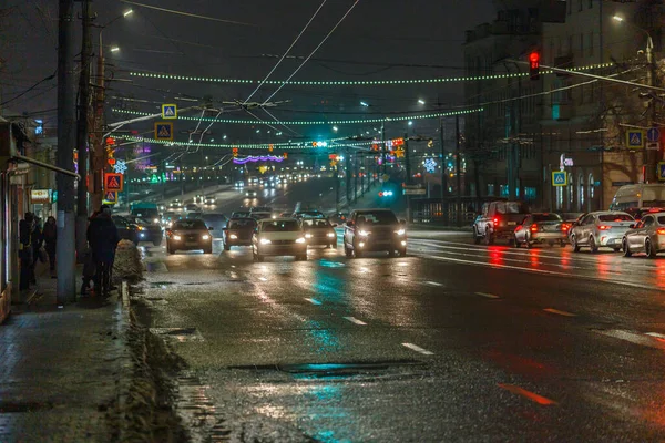 Tula, Rússia - 20 de dezembro de 2020: Tráfego automóvel noturno na rua larga da cidade - foto de telefoto de close-up — Fotografia de Stock