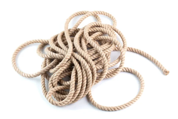 Катушка из натуральных Jute гессенской веревки плетеной сплетеной изоляции на белом фоне — стоковое фото
