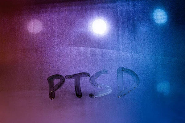 略称ptsd -心的外傷後ストレス障害-手書き夜ぬれた窓ガラス — ストック写真