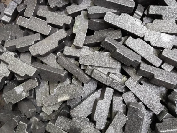 Montão de forjados de aço cinza após jateamento - close-up padrão industrial pesado natural com foco seletivo — Fotografia de Stock