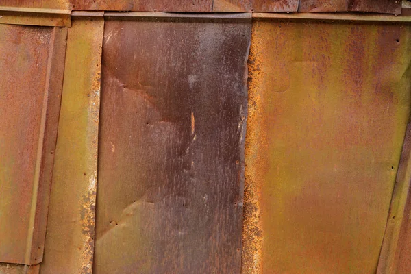 Paslanmış teneke tabaka yama duvar dokusu ve düz arkaplan — Stok fotoğraf