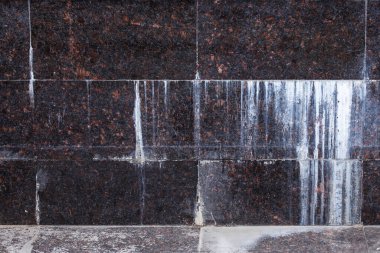 Beyaz mineral damlalı düz, doğal bronzlaşmış kahverengi granit karolar.