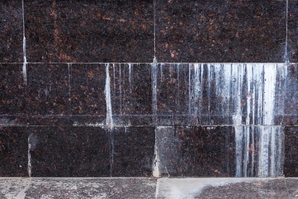 Płaska ściana z prostokątnymi, naturalnymi brązowymi płytkami granitowymi z białymi kapslami mineralnymi — Zdjęcie stockowe